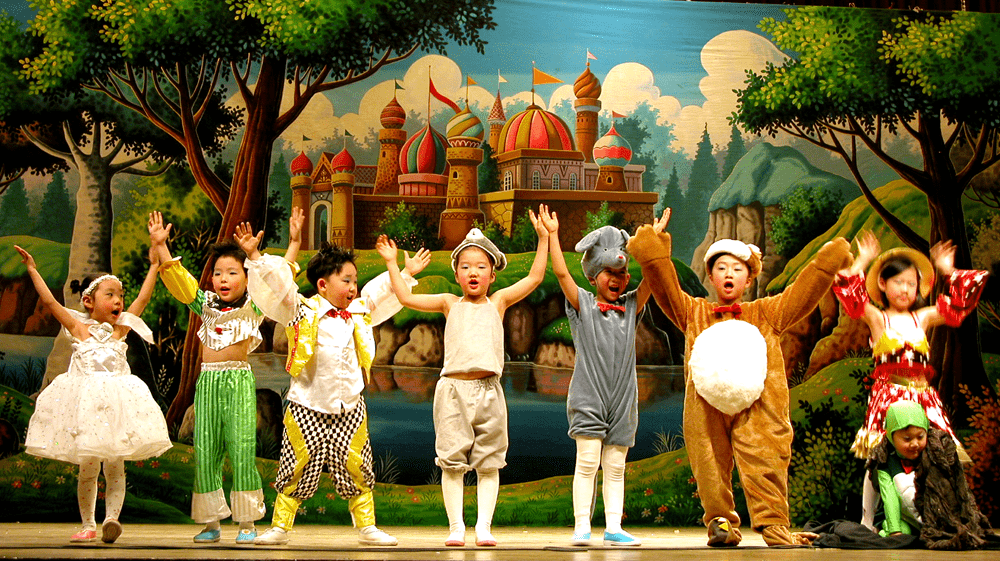 Kids perform KR-1 - Musical English - early childhood learning program